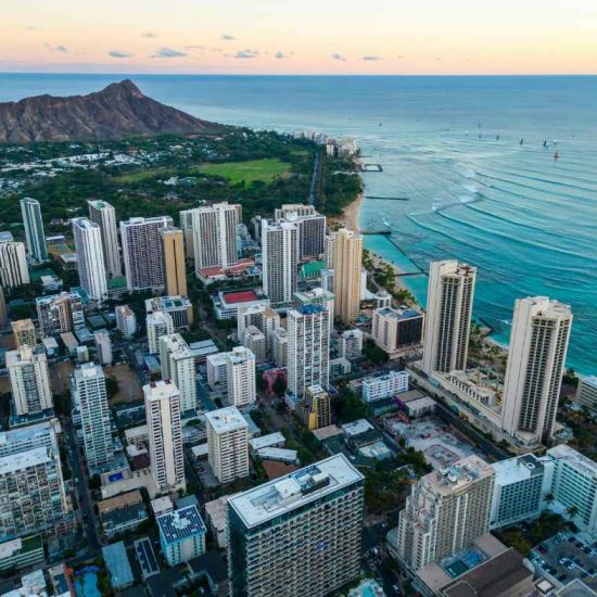 Waikiki, Honolulu, HI, USA_Foto de Spenser Sembrat na Unsplash
