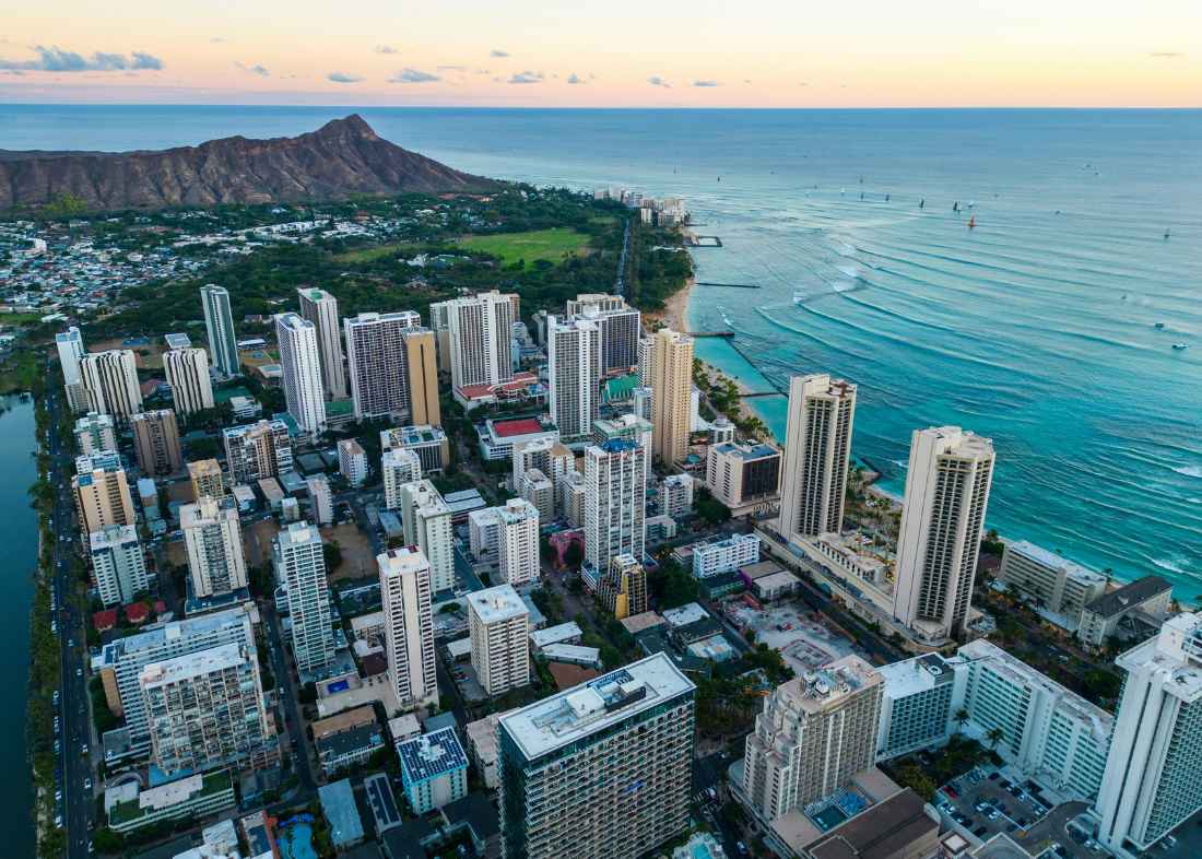 Waikiki, Honolulu, HI, USA_Foto de Spenser Sembrat na Unsplash